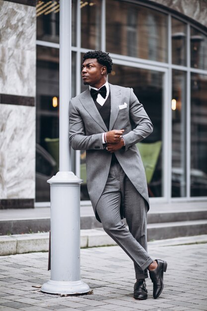 Joven empresario africano en traje elegante