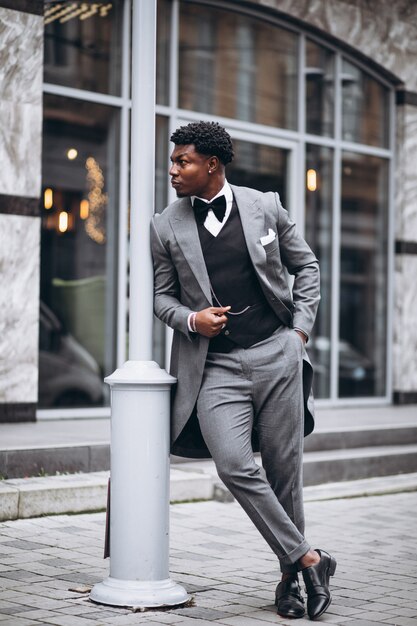 Joven empresario africano en traje elegante