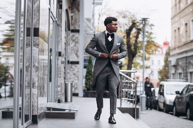 Joven empresario africano en traje elegante