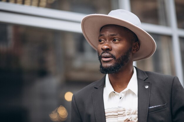 Joven empresario africano en traje elegante