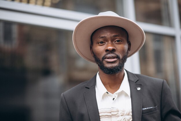 Joven empresario africano en traje elegante