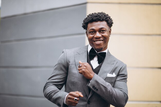 Joven empresario africano en traje elegante