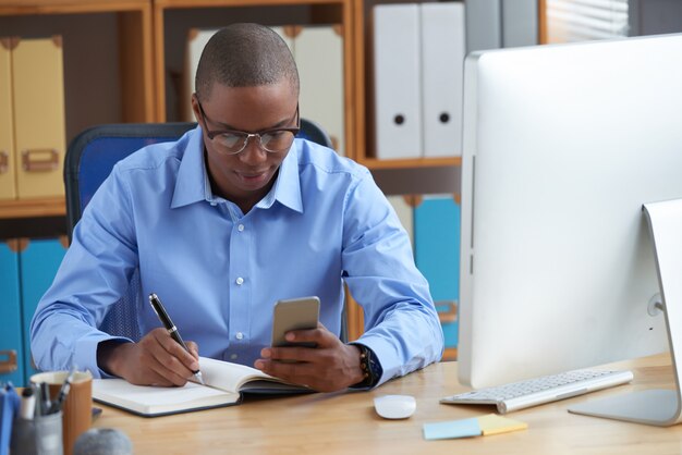 Joven empresario afroamericano planeando el día