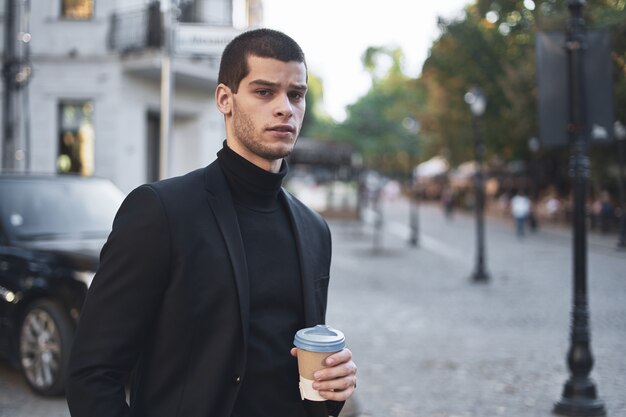 Joven empresario va al trabajo con café