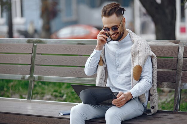 Joven empresario caminando por la calle