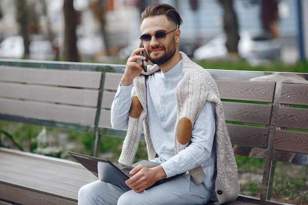 Joven empresario caminando por la calle