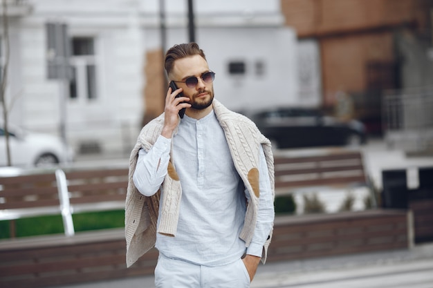 Joven empresario caminando por la calle