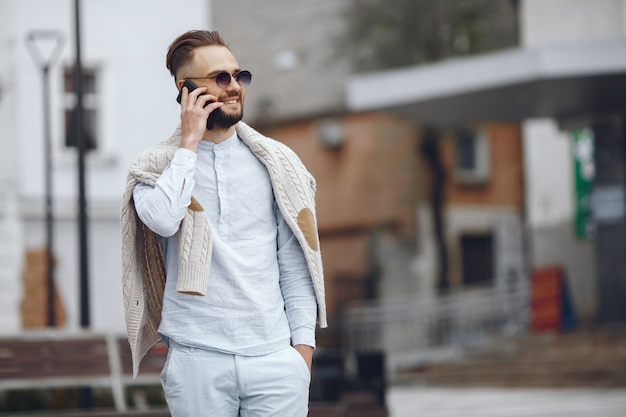 Joven empresario caminando por la calle