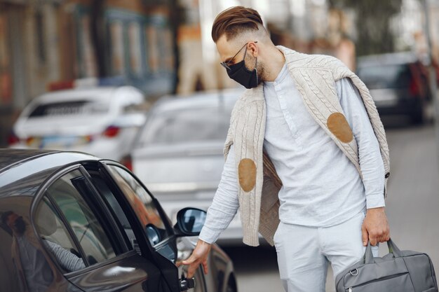 Joven empresario caminando por la calle