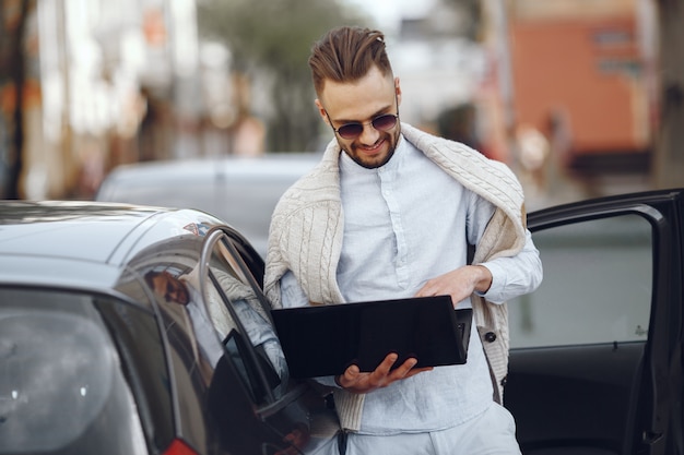 Joven empresario caminando por la calle