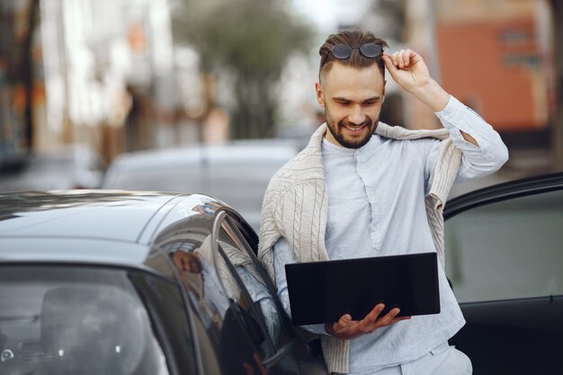 Joven empresario caminando por la calle