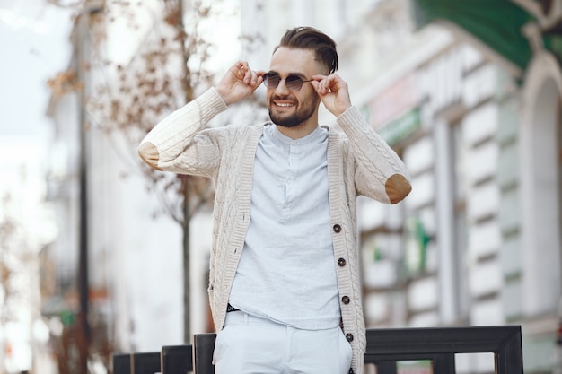 Joven empresario caminando por la calle