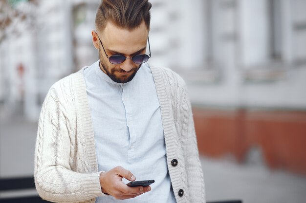 Joven empresario caminando por la calle