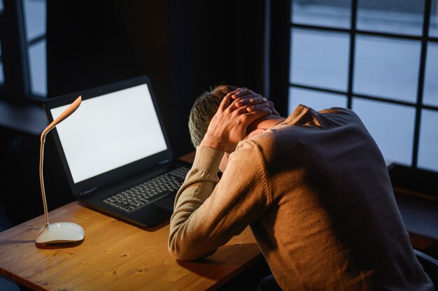 Joven empresario cansado de trabajar