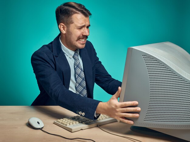 Joven empresario con computadora en la oficina