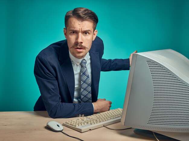 Joven empresario con computadora en la oficina