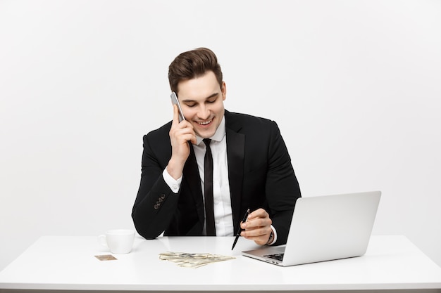 Joven empresario concentrado escribiendo documentos en el escritorio de oficina