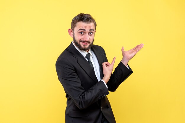 Joven empresario dando muestra sobre algo