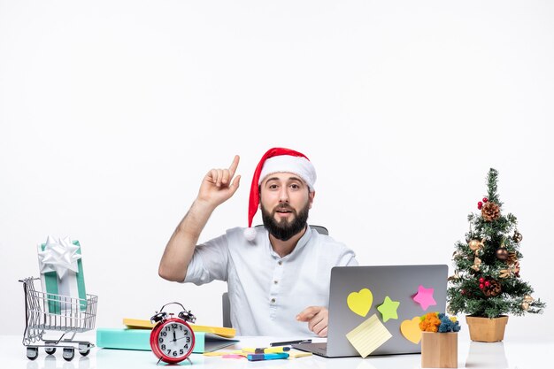 Joven empresario decisivo en la oficina celebrando el año nuevo o la Navidad trabajando solo