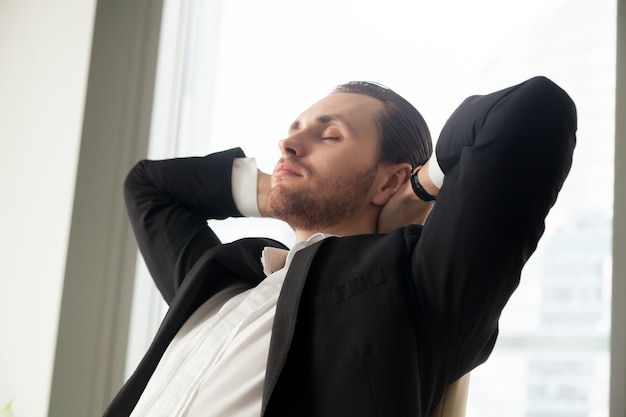 Joven empresario descansando en el trabajo