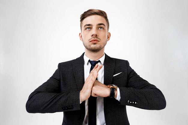 Joven empresario exitoso en traje posando.