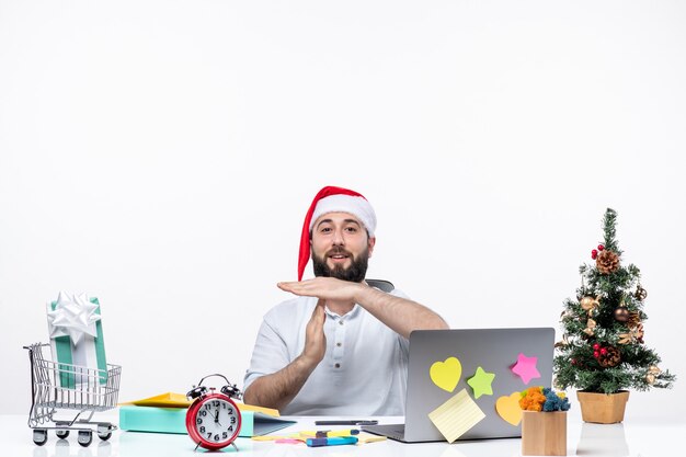 Joven empresario con expresión facial sonriente en la oficina celebrando y haciendo gesto de acabado