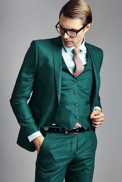 Joven empresario guapo elegante modelo masculino en un traje y gafas de moda