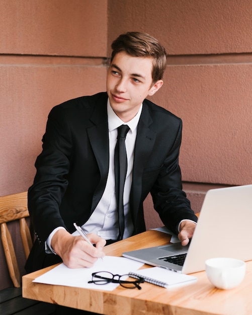 Joven empresario en el lugar de trabajo