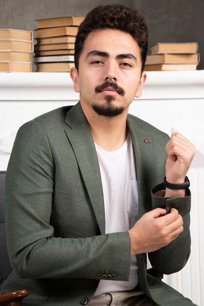 Joven empresario con mirada de confianza.