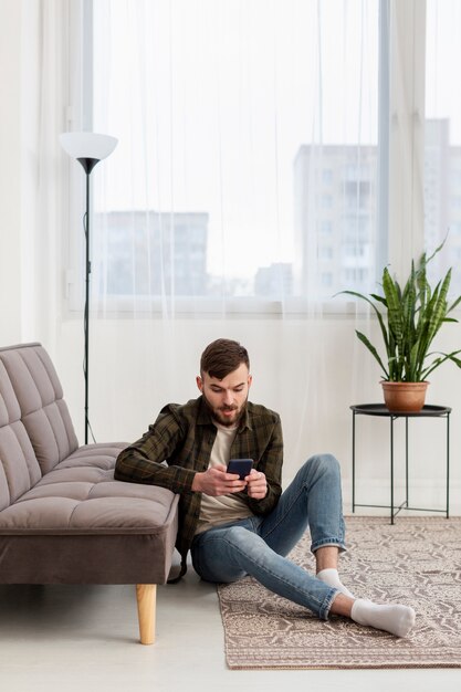 Joven empresario navegando por teléfono móvil