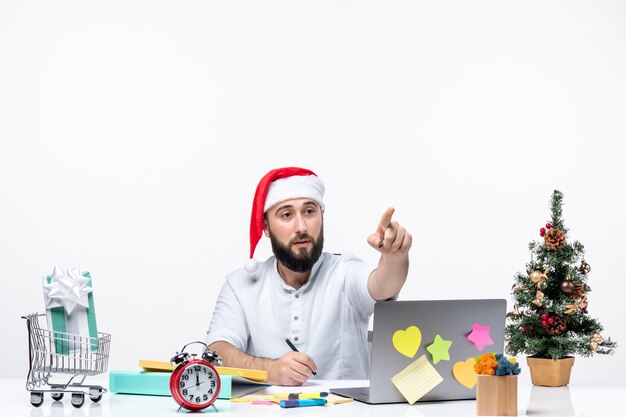 Joven empresario ocupado en la oficina celebrando la Navidad trabajando