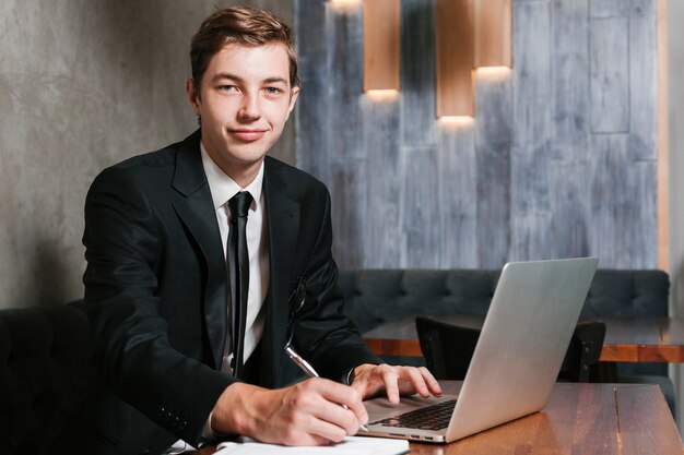 Joven empresario en la oficina