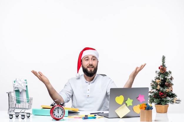 Foto gratuita joven empresario positivo en la oficina celebrando la navidad trabajando