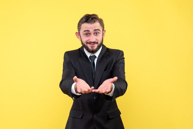 Joven empresario recibiendo una agradable sorpresa mostrando las manos levantadas