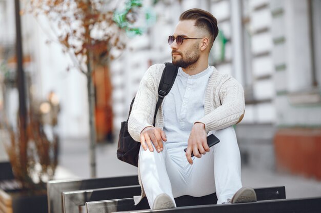 Joven empresario sentado en la calle