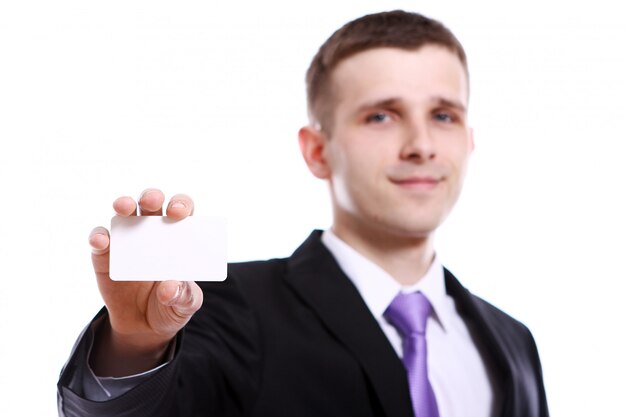 Joven empresario sosteniendo en blanco vacío