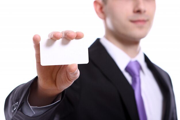 Joven empresario sosteniendo en blanco vacío