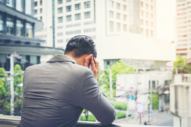 Joven empresario subrayó mientras van a trabajar. Gente de negocios concepto.