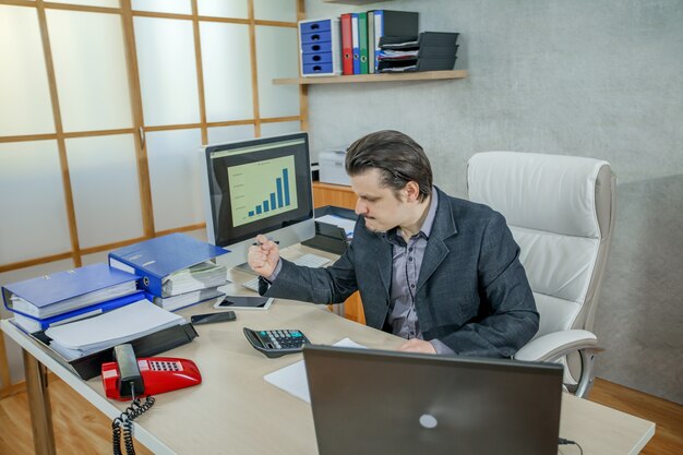 Joven empresario trabajando desde su oficina - el concepto de trabajo duro y fracaso