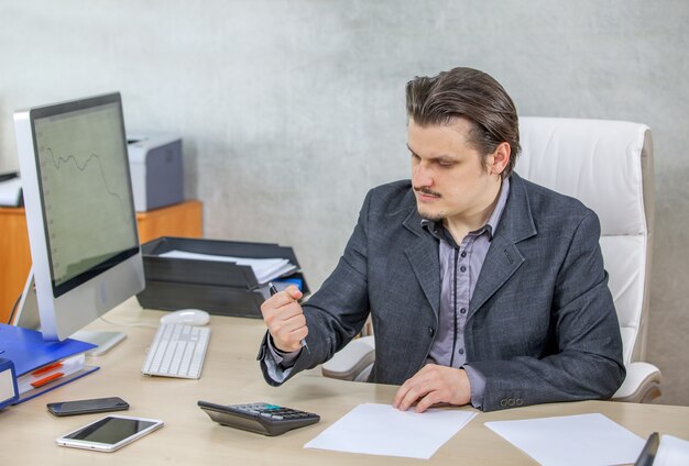 Joven empresario trabajando desde su oficina - el concepto de trabajo duro