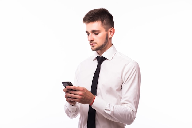 Joven empresario use teléfono aislado sobre fondo blanco.