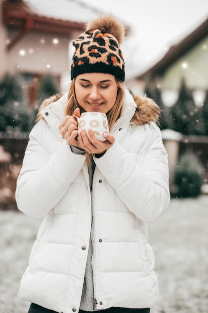 Mujer De Chaqueta Blanca De Pie Sobre Un Terreno Cubierto De Nieve · Foto  De Stock Gratuita 