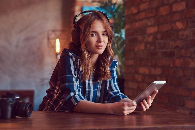 Una joven encantadora y sensual escuchando música con auriculares