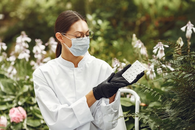 Joven enfermera al aire libre. Doctora. Doctor con pastillas en sus manos.