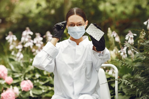 Joven enfermera al aire libre. Doctora. Doctor con pastillas en sus manos.