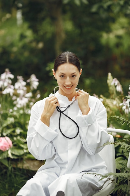 Joven enfermera al aire libre. Doctora. Imagen para publicidad de desarrollos científicos en la industria alimentaria y médica.