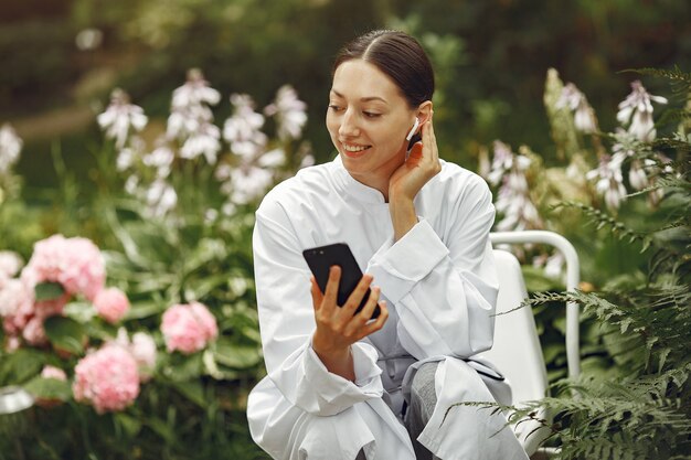 Joven enfermera al aire libre. Doctora. Imagen para publicidad de desarrollos científicos en la industria alimentaria y médica.