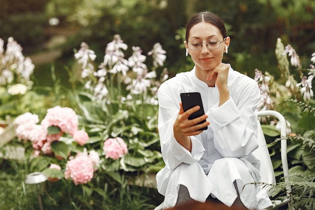 Joven enfermera al aire libre. Doctora. Imagen para publicidad de desarrollos científicos en la industria alimentaria y médica.