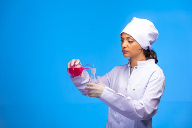 Joven enfermera en uniforme blanco hace prueba de virus.