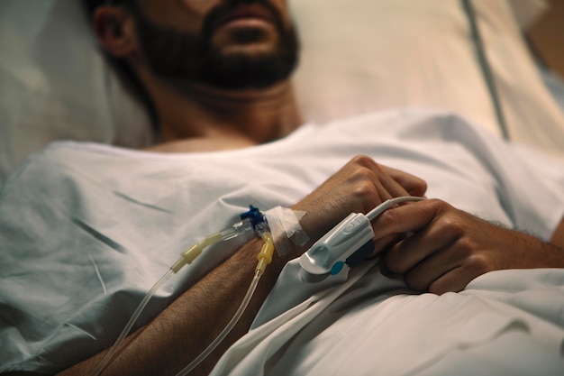 Joven enfermo en una cama de hospital